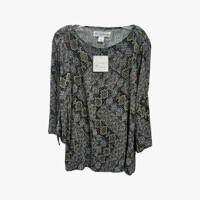 SAG HARBOR WOEMN FIESTA PRINT TOP OPEN THREE-QUARTER SLEEVES IN MULTI-COLOR GRAY - 3800